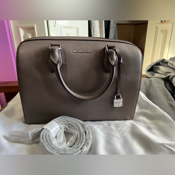 Michael Kors Handbags - NWT Michael Kors Mercer Medium Duffle Bag